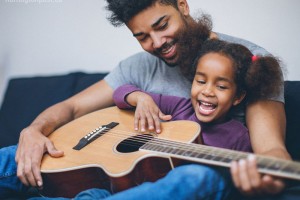 موسیقی عاملی مهم در رشد کودک و روابط والد و فرزند